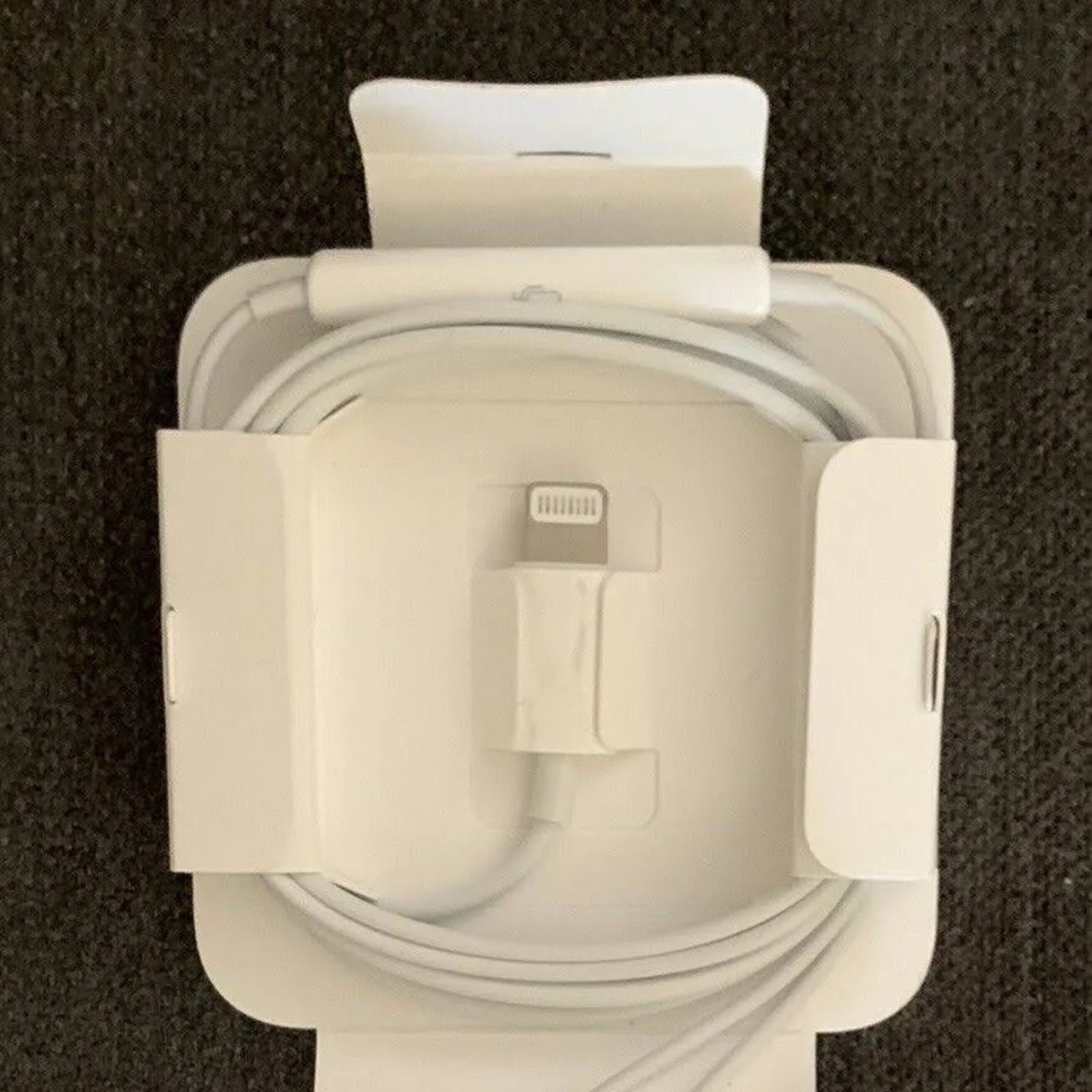 🍎Original Apple EarPods with Lightning Connector 🍎 - Picture 3 of 4